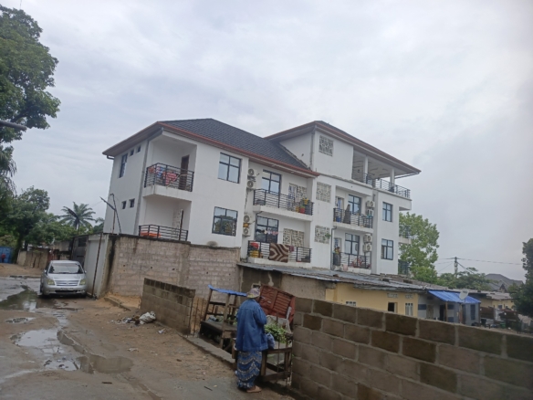 IMMEUBLE MISE EN VENTE DE R+2 AVEC 5 APPARTEMENTS PLUS TERRASSE LOCALISATION OKAPI & L'ÉTRIER/NGALIEMA 50 APPARTEMENTS