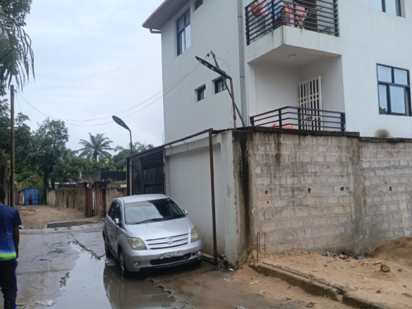 Vente d'un immeuble de deux niveaux avec terrasse Contiennent 5 appartements à NGALIEMA/OKAPI 2 immeuble