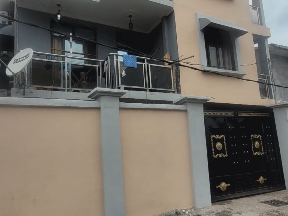 Immeuble en vente Contiennent 6 Appartements à GB/Ngaliema 4 Immeuble