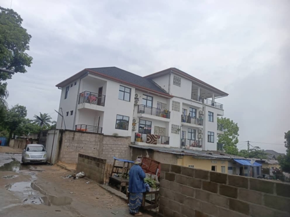IMMEUBLE DE R+2 INCLUANT 5 APPARTEMENTS ET TERRASSE PLUS UN GRAND PARKING AVEC UNE BONNE RÉMUNÉRATION DES LOCATAIRES EN VENTE LOCALISATION OKAPI & L'ÉTRIER/NGALIEMA 48 IMMEUBLE
