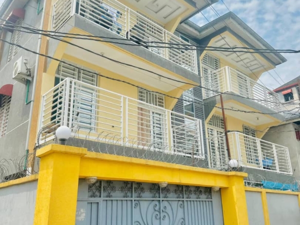 VENTE PARCELLE AVEC UN GRAND BÂTIMENT DE DEUX NIVEAU R+2 DANS LA COMMUNE DE KASAVUBU PLACE IDÉAL 8 VENTE PARCELLE