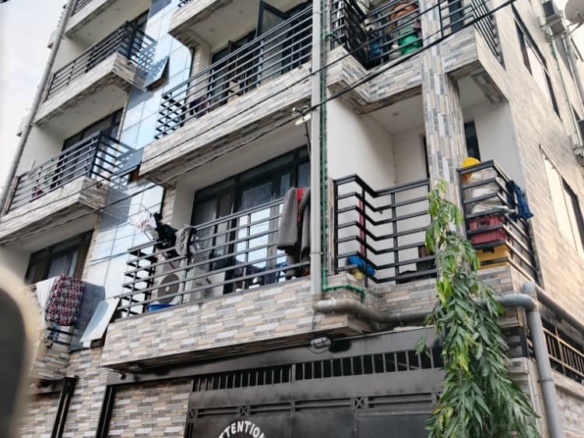IMMEUBLE À VENDRE DE R+4 QUATRE ÉTAGES AVEC 8 APPARTEMENTS ET UN BON REVENU MENSUEL DANS LA COMMUNE DE LIMETE 1 ÈRE RUE FUNA FORGERON 46 IMMEUBLE À VENDRE