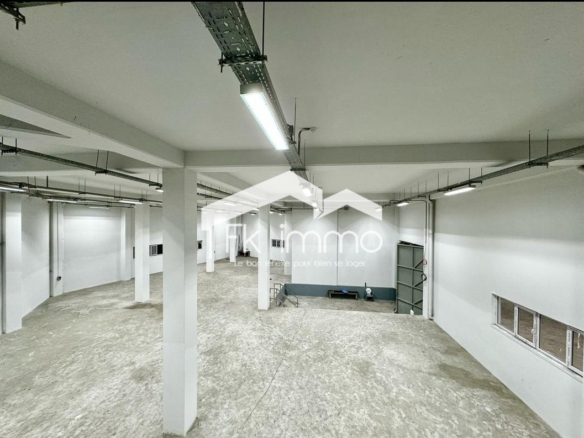 Un entrepôt mis en location de 2000 m² avec des bureaux mise en location à Barumbu, beau Marché, 21 entrepôt