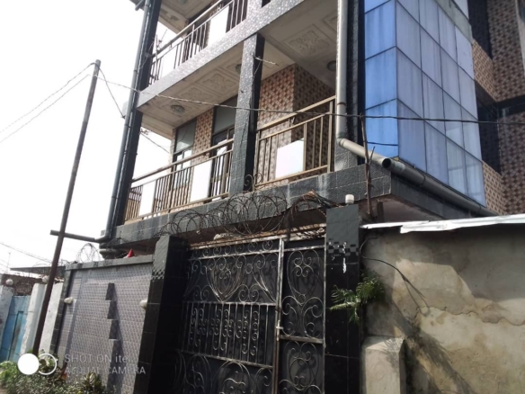Parcelle en vente avec un bâtiment en étage de deux niveau R+2 à N'djili Q13 près du macadam 20 Parcelle en vente