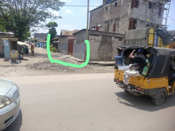 Parcelle type locataires avec 3 portes à vendre à N'djili Q6 sur macadam 42 Parcelle