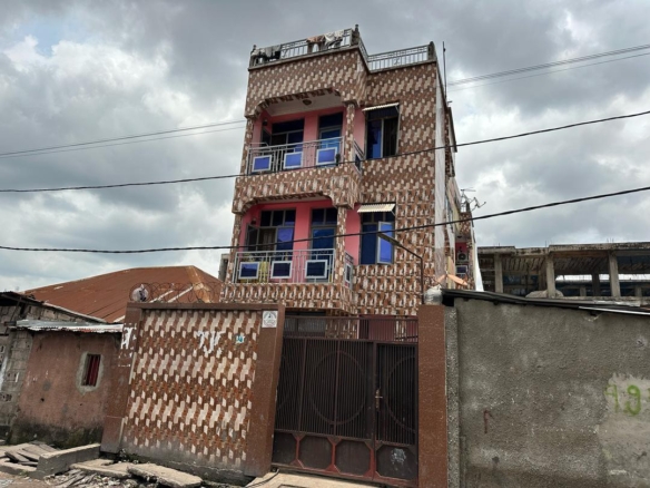 Parcelle en vente avec un bâtiment de trois étages dans la Commune de Kinshasa 22 Parcelle à vendre
