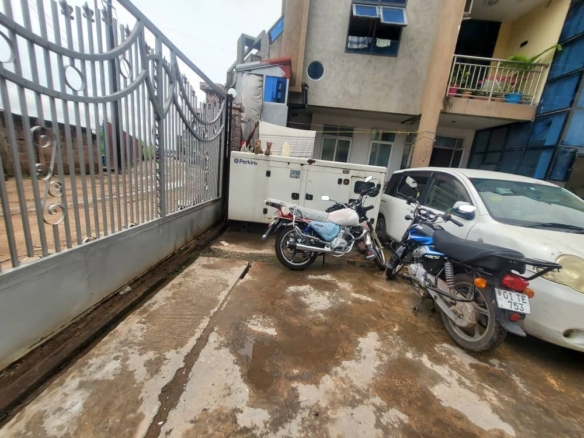 Mise en location d'un appartement vide, situé à Chanic métal au bord du Majesté fleuve Congo. 12 scaled 1000224741