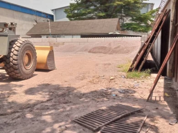 Entrepôt de 3600m² mise en location à Limete 48 Entrepôt