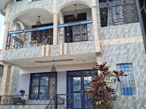 Villa à vendre à Mont Ngafula sur l'arrêt Dépôt 3 villa