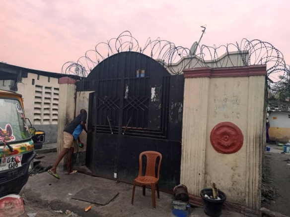 Parcelle à vendre dotée d'une grande maison basse à l'intérieur situé dans la Commune de Ngaba 4 Parcelle à vendre
