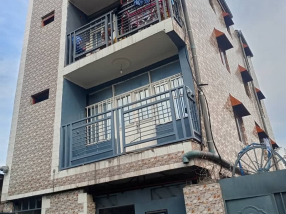 Immeuble en vente à Barumbu bien située proche de l'asphalte 48 à vendre