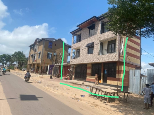 Parcelle à vendre avec un bâtiment de deux étages R+2 sur macadam dans la Commune de Mont Ngafula 14 Parcelle à vendre