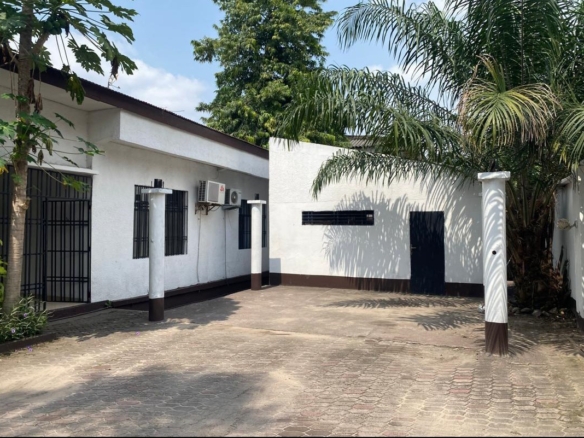 Villa de 30 x 30 m 4 chambres mise en vente à Macampagne 32 Villa