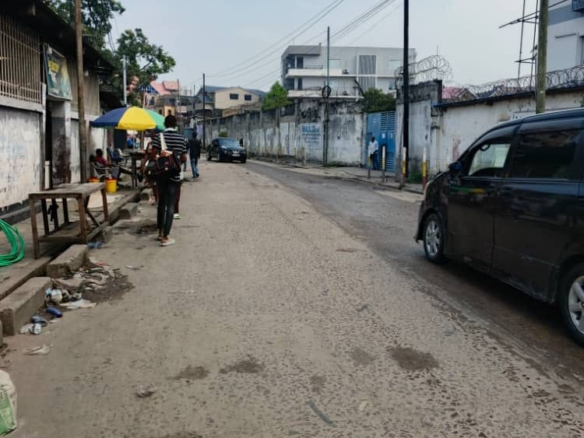 Parcelle mise en vente sur macadam à Limete funa 6 Parcelle