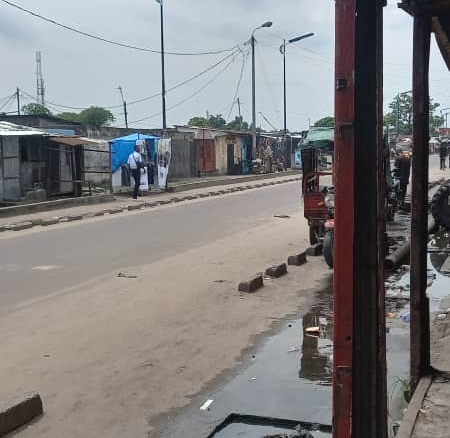 Parcelle en vente sur macadam avec maison à N'djili Q13 28 Parcelle