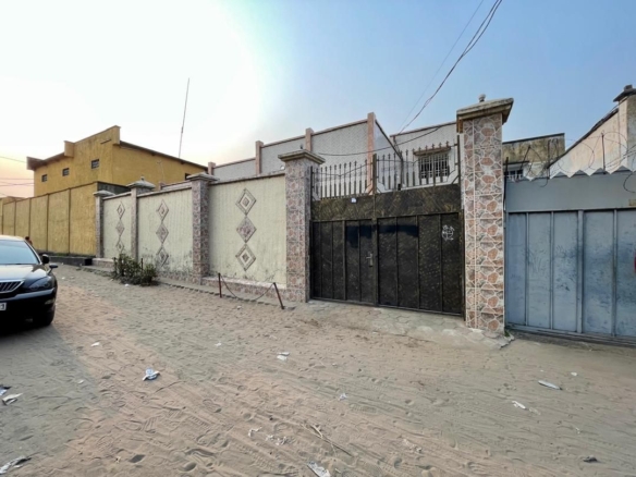 Parcelle avec une grande maison basse en vente à Mont Ngafula 32 Parcelle
