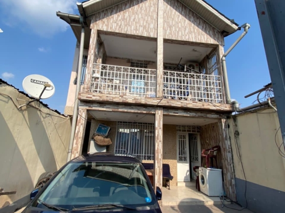 Vente parcelle dotée d'une maison en étage d'un niveau à Lemba Camp riche 4 parcelle