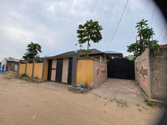 Parcelle de 16 / 20 m dotée d'une maison basse en vente à Mont Ngafula 50 Parcelle