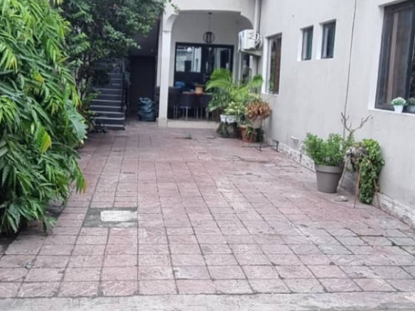 Parcelle dotée d'un bâtiment avec 2 appartement misent en vente à Ngaliema GB 48 Parcelle
