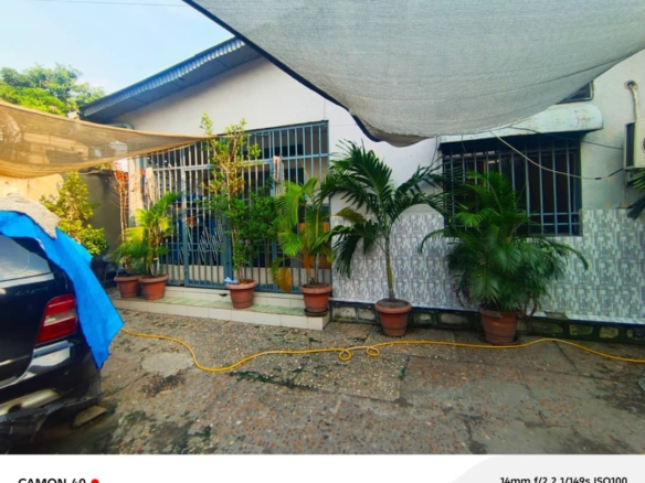 Parcelle dotée d'une maison habitable mise en vente à kitambo 42 Parcelle