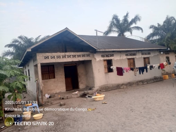 Parcelle avec une grande maison toiture nigériane au Quartier Terre jaune après l'aéroport international de n'djili Commune de Nsele 14 scaled 1004373475