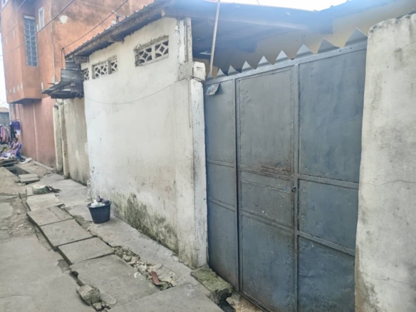Parcelle avec maison de trois chambres complètes à Matete 18 Parcelle