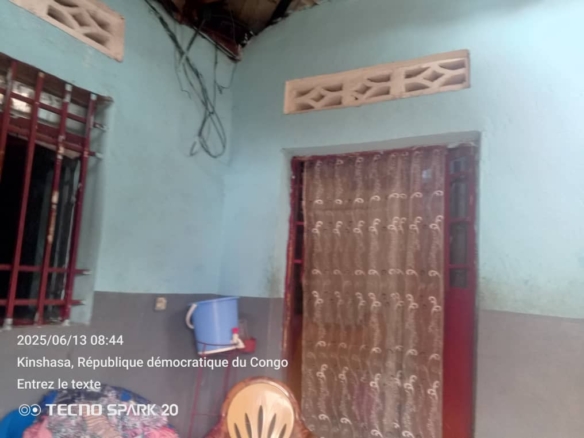 Parcelle avec maison prêt habite clôturé au Quartier terre jaune, N'SELE après l'aéroport international de N'djili 20 Parcelle