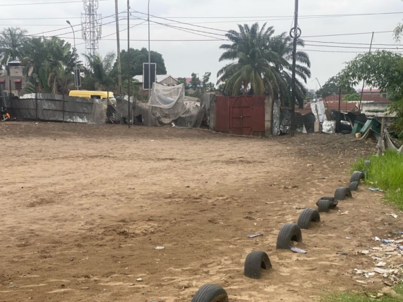 5 terrains vide à vendre bien située à LEMBA au Quartier Righini sur la chaussée de bypass 40 terrains
