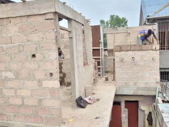 Parcelle en étage en cours de construction à Kasavubu 28 Parcelle