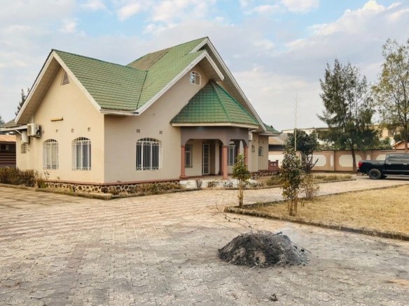 MAISON A VENDRE A LUBUMBASHI GOLF MÉTÉO FAUSTIN 50 scaled IMG 20250610 WA01391