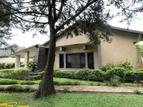MAISON EN LOCATION AU CENTRE-VILLE DE LUBUMBASHI QUARTIER MAKOMENO 32 MAISON