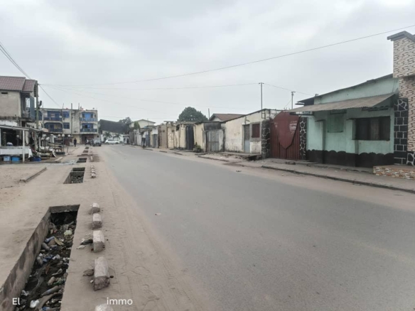 Parcelle en vente sur macadam à Lemba Super très bon emplacement 22 Parcelle en vente