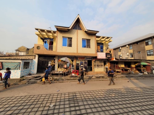 Parcelle en vente avec un bâtiment d'un niveau dans un très bon emplacement Commune de Kinshasa 14 scaled 1004941910