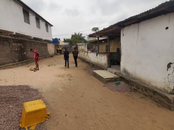 terrain avec une maison à détruire mise en vente à l'upn telecom 40 scaled 1001245696