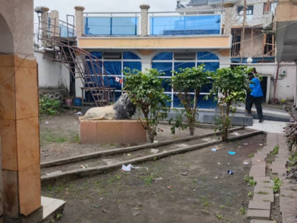 parcelle de 10m/20m dotée d'une grande maison basse à bandalungwa 22 parcelle