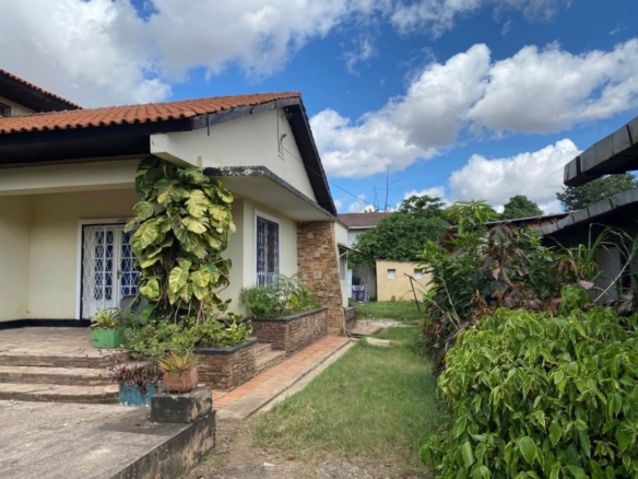 PARCELLE À VENDRE DANS LA VILLE DE LUBUMBASHI QUARTIER MAKOMENO 8 PARCELLE À VENDRE