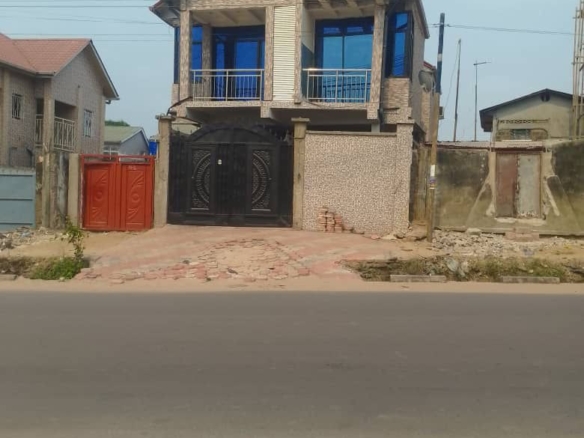 Parcelle en vente dotée d'un immeuble d'un niveau à Lemba, Salongo 18 Parcelle en vente