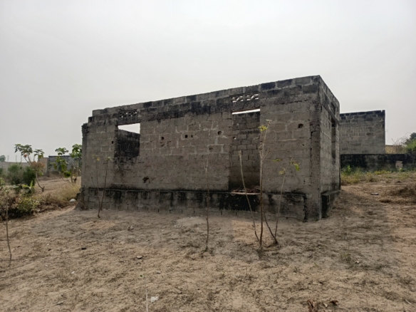 Opportunité à saisir parcelle avec maison inachevée à N'djili brasserie 2 scaled 1005007111 1