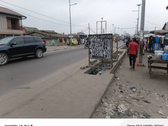 Parcelle en vente sur macadam au coin à Ngiri ngiri 14 Parcelle