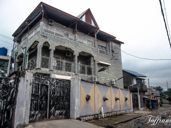 Parcelle avec un immeuble de deux étages type locatifs à Mont Ngafula/mbudi CPA 6 scaled 1005031348