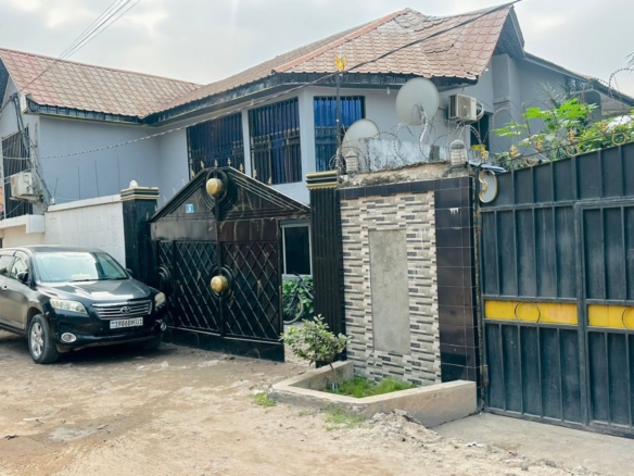 Parcelle en vente avec 4 appartements de locataires à Ngaliema/kinsuka pêcheur mimosas 24 Parcelle