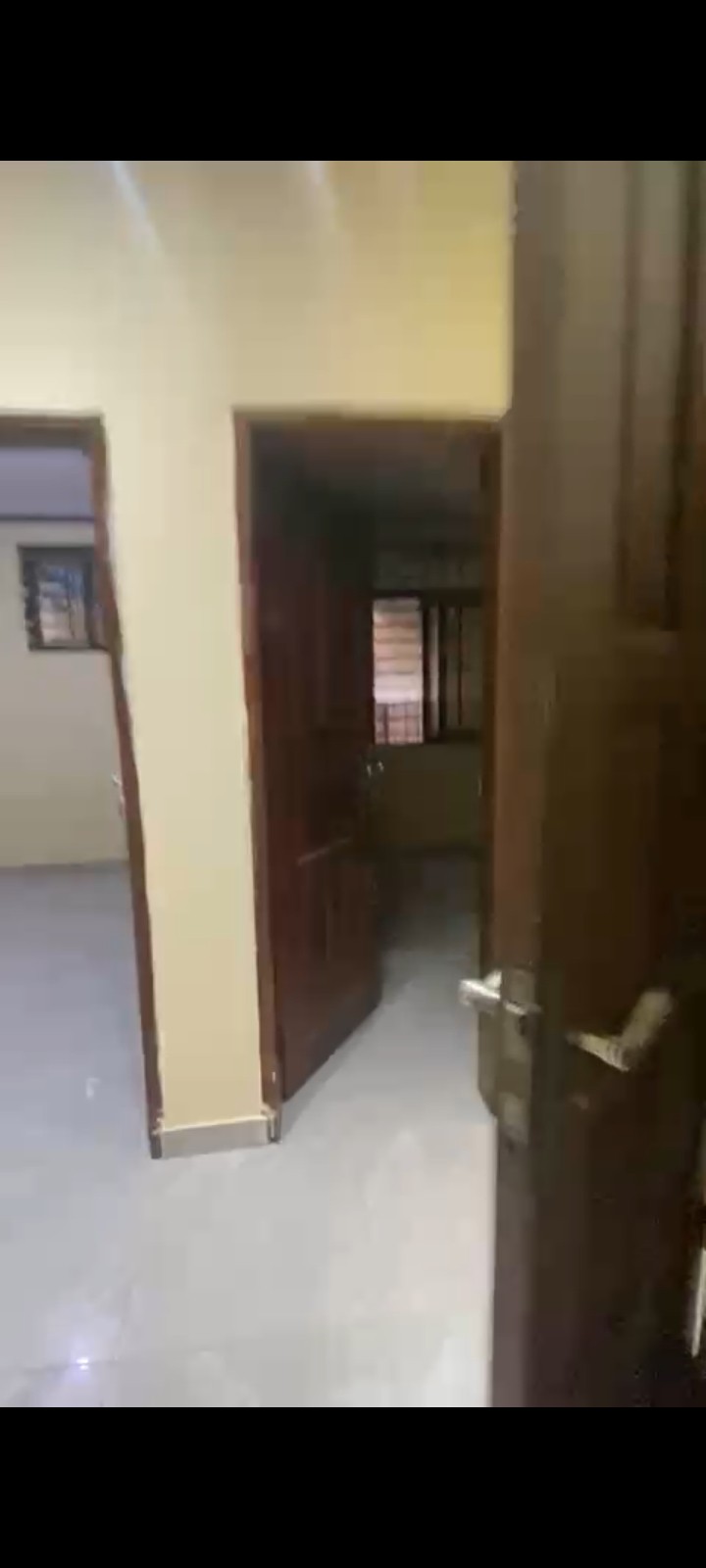 scaled_1000508098
