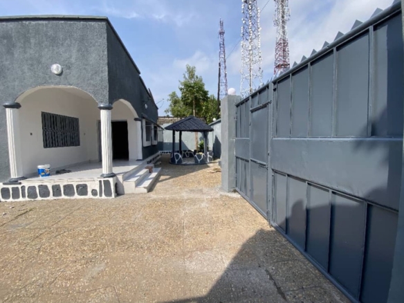 parcelle en location dotée d'une maison basse a ngaliema pigeon 16 parcelle