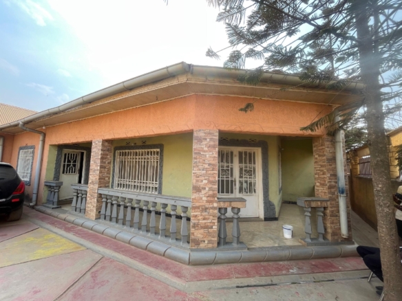 MAISON À VENDRE DANS LA VILLE DE LUBUMBASHI QUARTIER PENGA-PENGA 8 MAISON