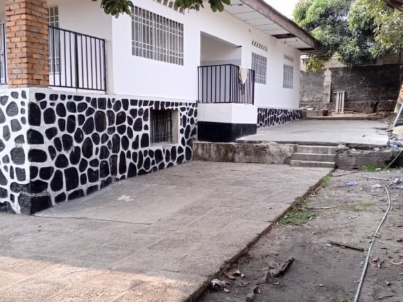 Parcelle avec grande maison locative en vente – Ngaliema / Binza UPN (Allée Samba) 18 scaled 1005401121