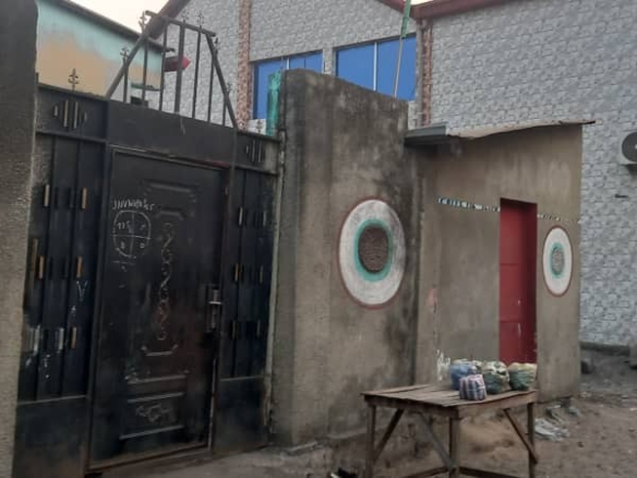 Parcelle avec maison + studio à vendre à N’djili – Quartier 13 10 Parcelle