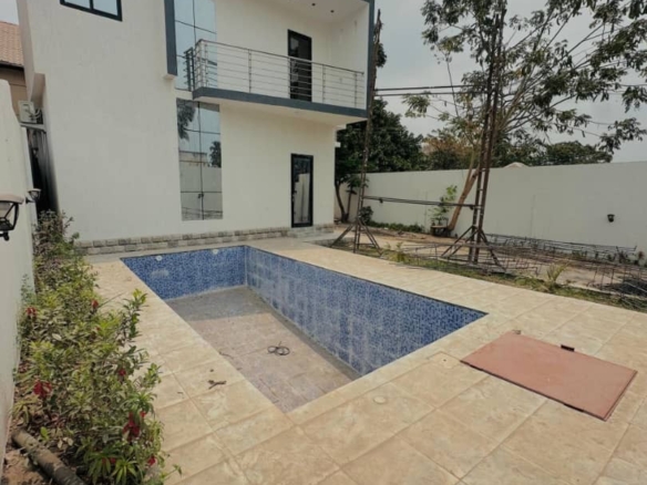 Grande parcelle avec maison et piscine à vendre à Ngaliema, Mimosa 6 parcelle