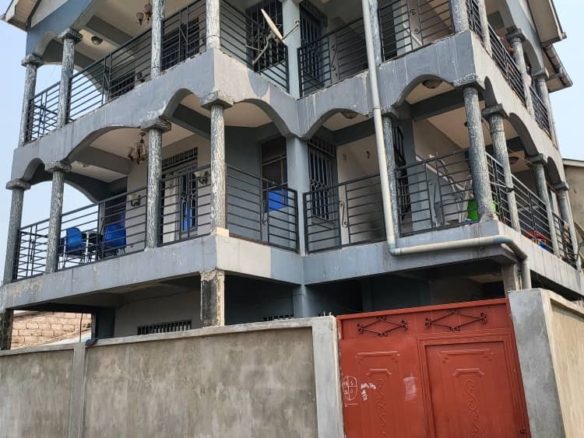 Immeuble de deux étages à vendre à Kalamu – Yolo Nord (Revenu 1.800$/mois) 8 scaled 1005470973