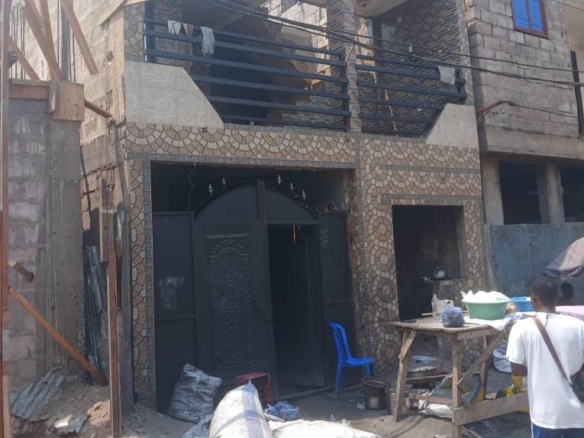 Immeuble de deux niveau en vente à Limete 18ème rue industrielle – Pont Matete 17 Immeuble