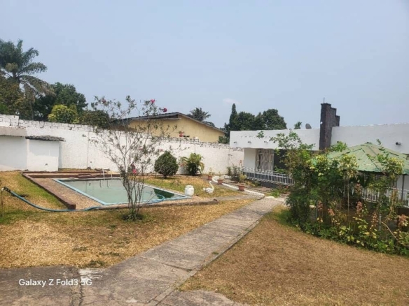 VILLA AVEC PISCINE EN VENTE À NGALIEMA BINZA UPN 14 VILLA